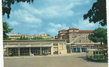 Stazione autobus a tinte pastello