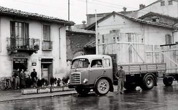 Uno scatto che evoca scene passate e onora i prodi camionisti 