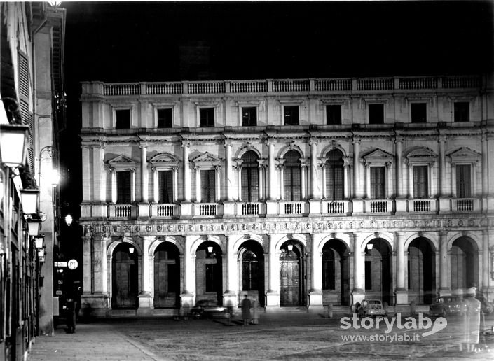 Luci nella notte su Palazzo Nuovo