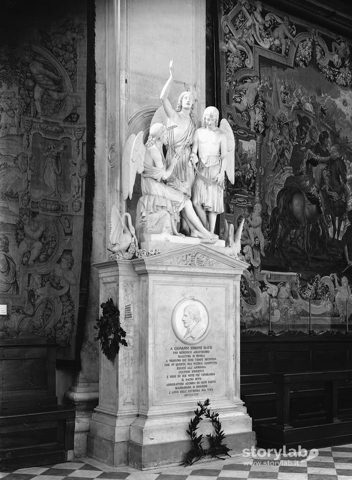Monumento con statue a Giovanni Simone Mayr
