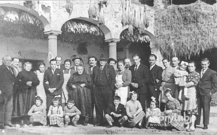 Famiglia Rota Graziosi Nella Casa Di Proprietà Dei Baroni Scotti, In Via Fratelli Calvi