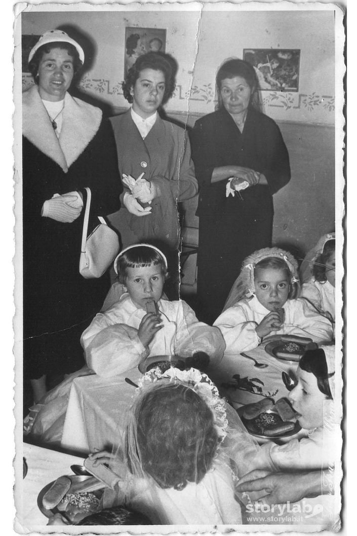 Spuntino All'Asilo Dopo La Prima Comunione
