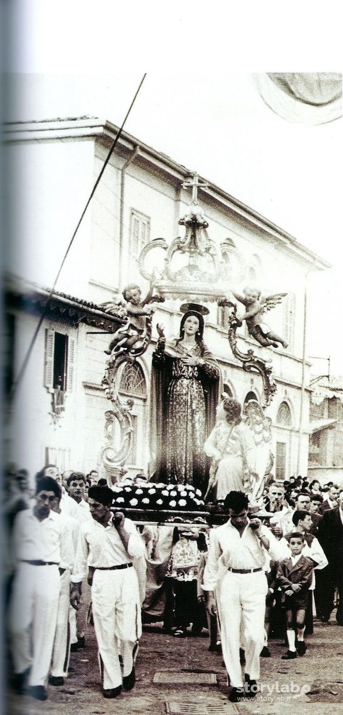 Processione Con La Madonna Della Scopa