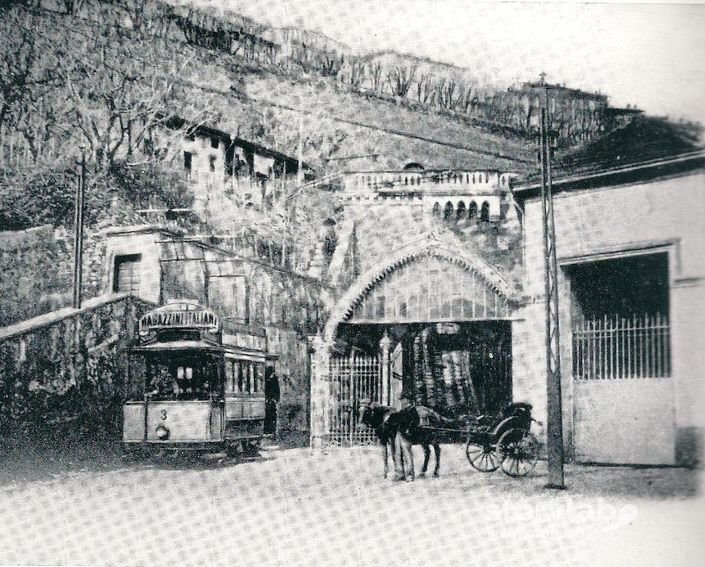 Tram E Calesse Alla Stazione Della Funicolare