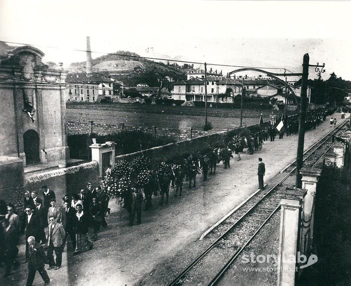 Corteo Funebre In Via Corridoni 1945