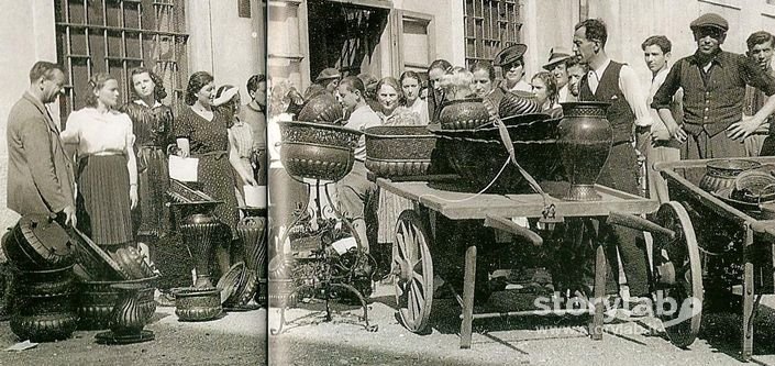 Raccolta Di Pentole E Oggetti In Rame Per L'Industria Bellica