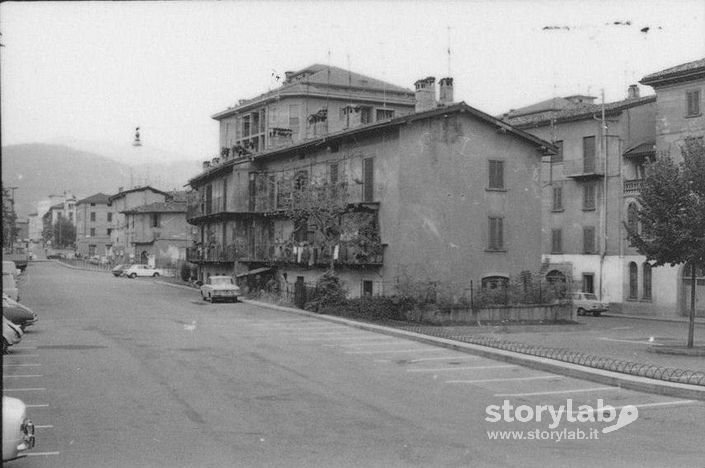 Edificio Chiamato "La Nave" Con La Morla Già Coperta