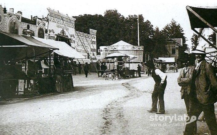 Attrazioni In Piazza Baroni 1902