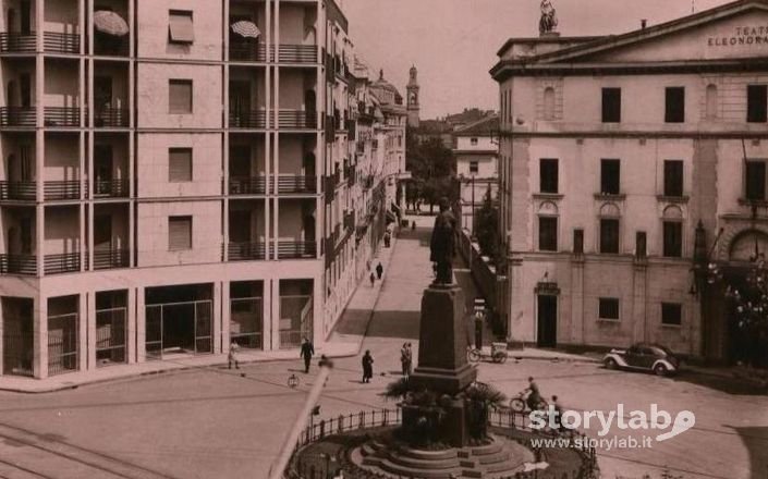 Rotonda Dei Mille E Teatro Duse