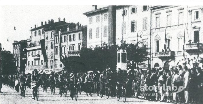 Ciclisti Davanti Palazzo Frizzoni 1941