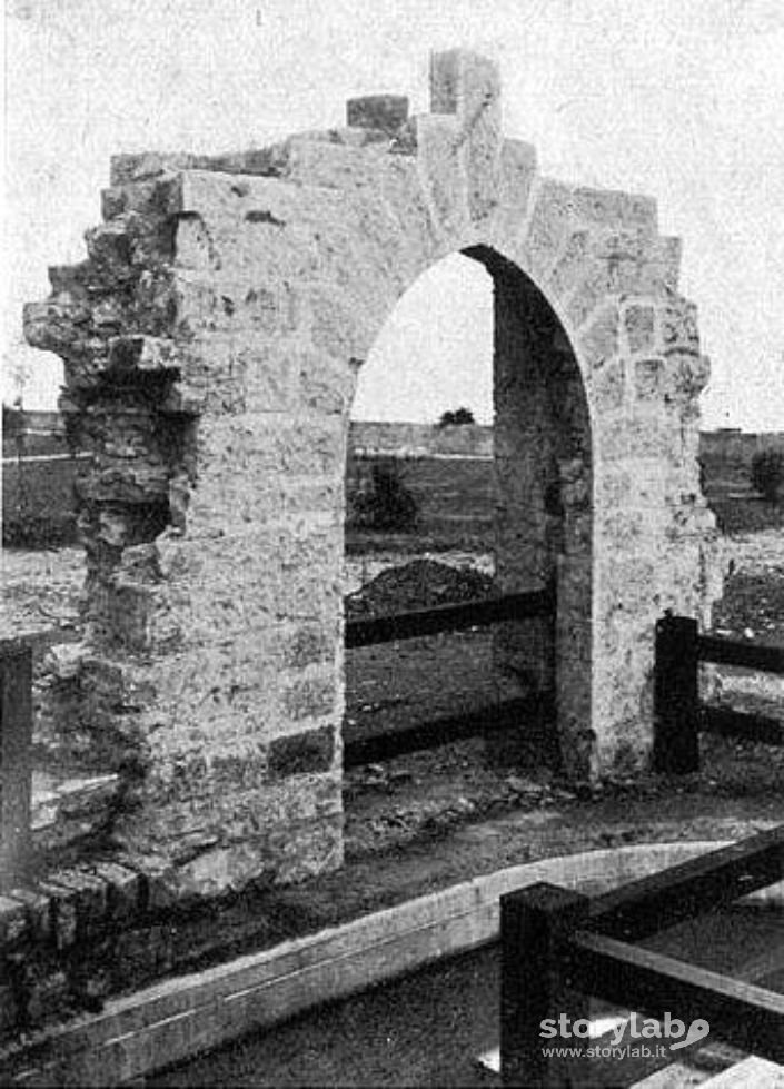 Porta trecentesca situata nel dorso della Casa della Marchesa in Rocca anni 20