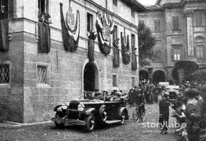 Re vittorio Emanuele III esce dall'Accademia Carrara