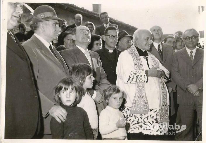 Don Bepo Vavassori e on.Giuseppe Belotti davanti alla targa dei fratelli Carrara