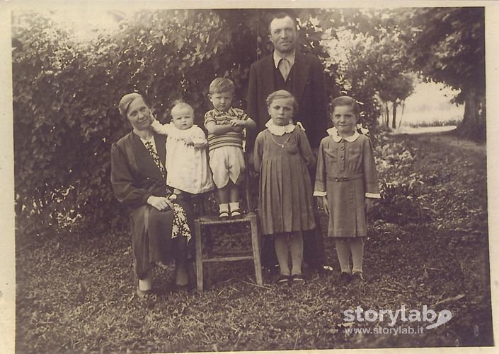 Foto Di Famiglia In Giardino