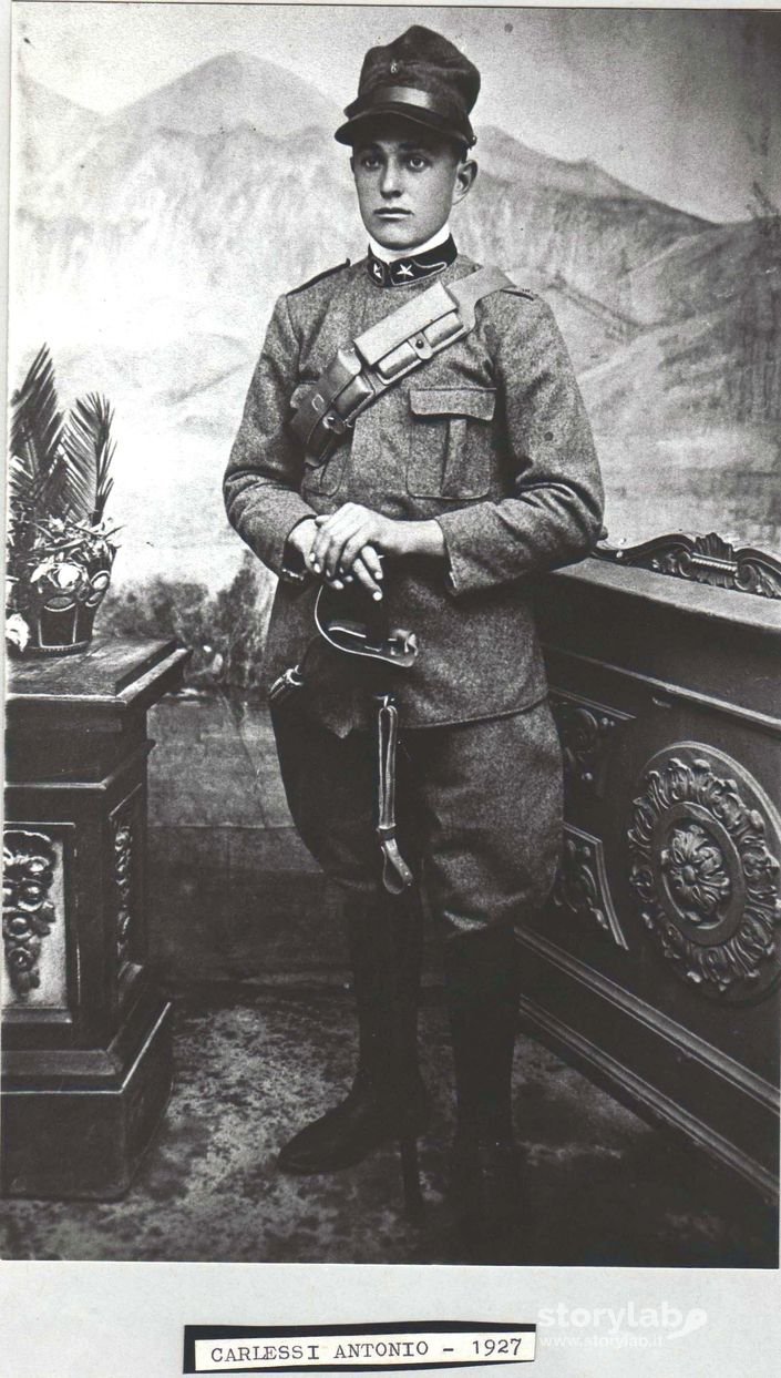 Ritratto Di Giovane Soldato In Uniforme