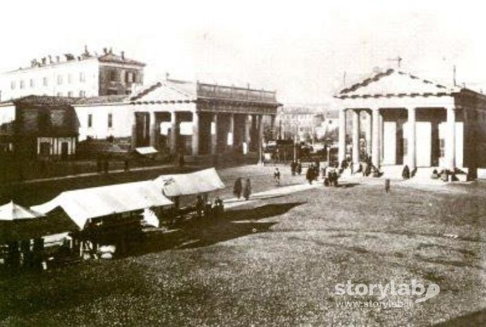 Bergamo, Fine Ottocento. Porta Nuova Con I Cancelli Daziari E Il Mercatino Esterno.