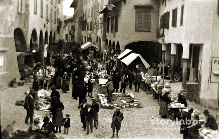 Mercato in Piazza Orologio