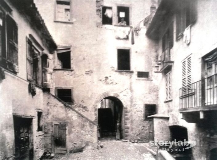 Scorcio Della "Corte Albana" In Città Alta 1910