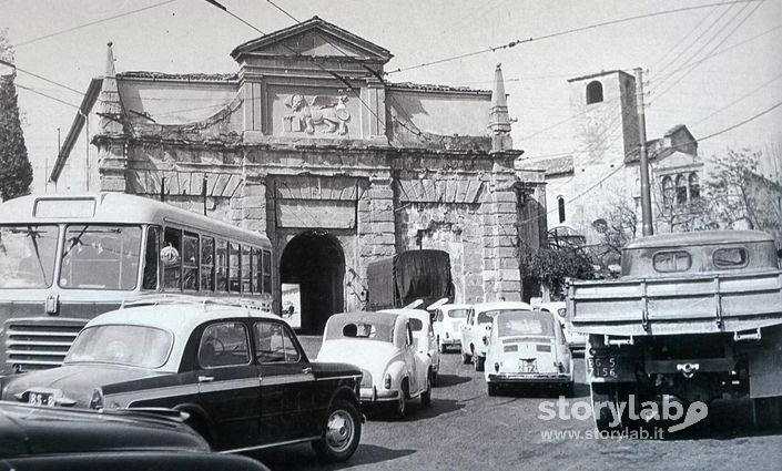 Traffico Alla Porta Di Sant'Agostino
