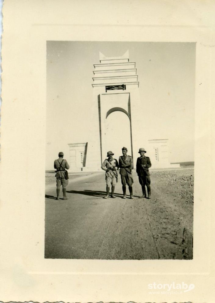 Mio Padre E Altri Ufficiali In Posa In Libia