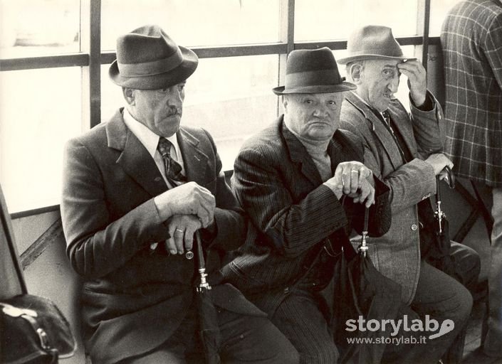Tre uomini in attesa del traghetto a Venezia