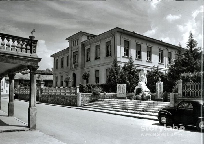 Monumento Ai Caduti E Scuole Elementari