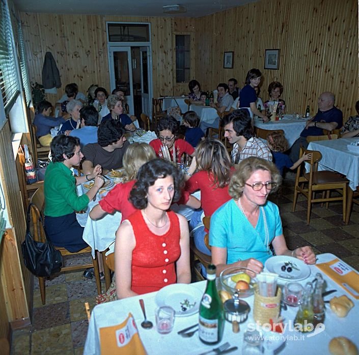 Albergo Centrale-Alcuni Ospiti Durante Il Pranzo