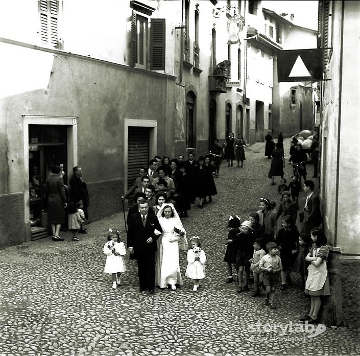 Corteo Nuziale Per Le Vie Del Paese