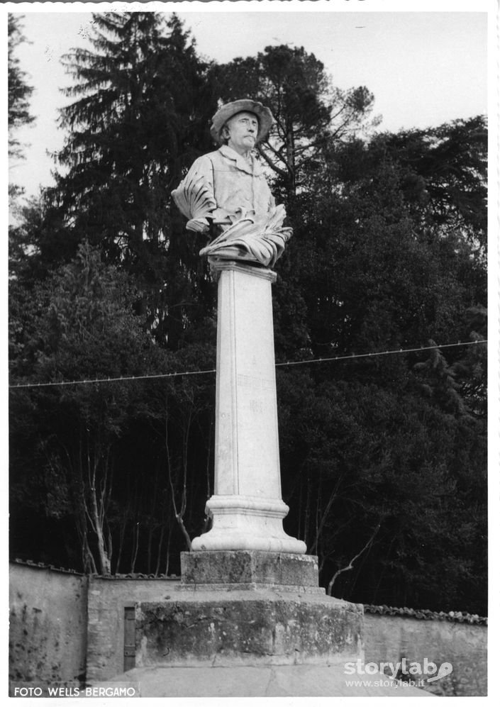 Monumento Al Poeta Antonio Ghislanzoni A Caprino Bergamasco