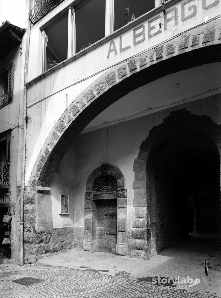 Esterno Albergo Con Arco In Pietra "Congregationis Defuntorum Aedes"