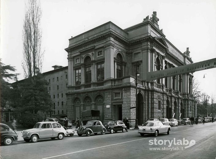 Auto Davanti A Teatro Donizetti